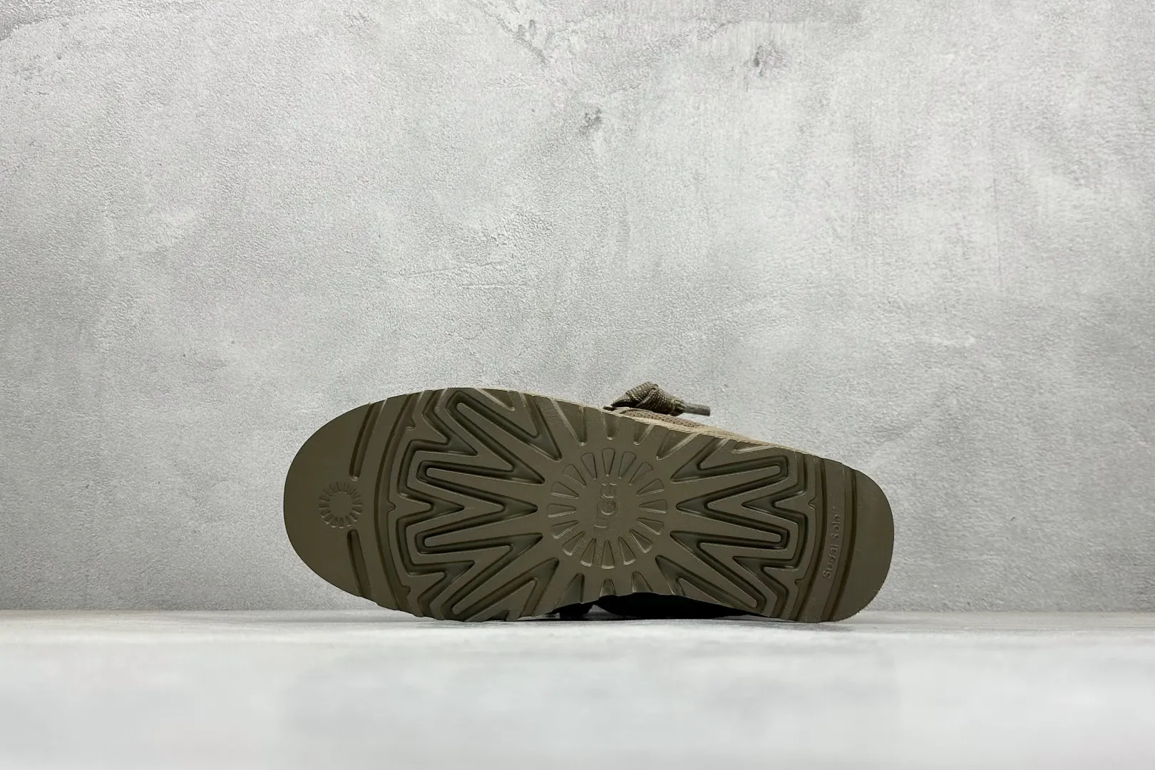 🐲💰 560 Support store UGG sheepskin all-in-one snow boots Mel style upper design, recycled ballistic canvas mesh, high-quality suede upper, two-color flat shoelaces. The inner material of the shoe is made of Longfeng sheep fur. Furry lining keeps warm and locks in heat. The sole material is a comfortable Treadlite by UGG EVA light wing outsole. Item number: 1144032 Size: 35-45